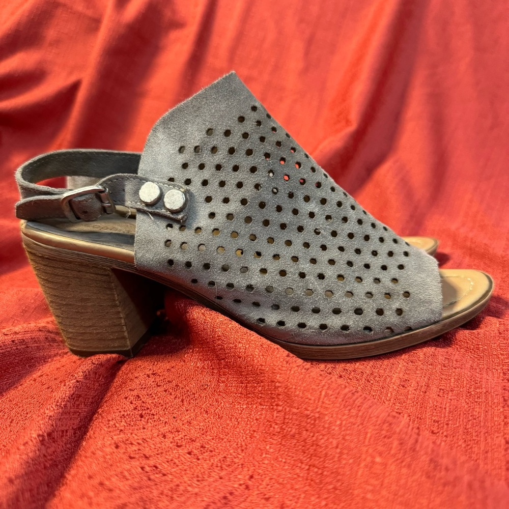 Sophia Milano Anthropologie Gray Perforated Block Heel Sandals, Size 8, GUC